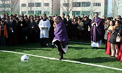 발안본당 ‘세바스챤 풋살구장’ 축복… 50주년 맞아 본당사 봉정도